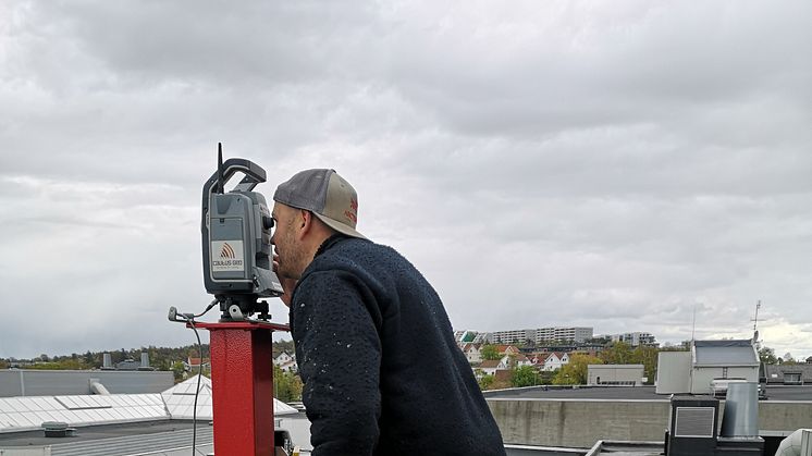 Atle Gerhardsen stiller inn automatisk stasjon på taket på Torvbyen