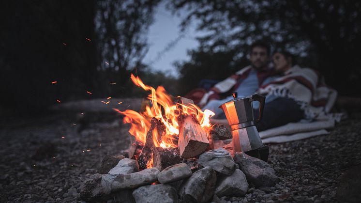 Forggensee: Couple sitting at the campfire at the shore in the evening © DZT/Christoph Jorda