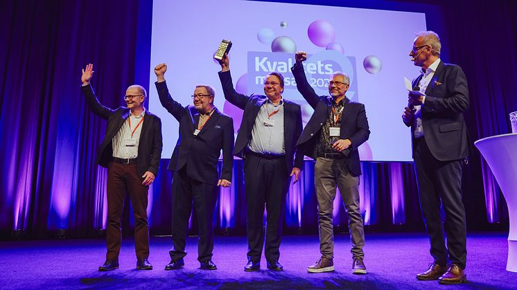 Höganäs kommun tar emot utmärkelsen Sveriges KvalitetsKommun 2023 av prisutdelare Palle Lundberg. Foto: Natalie Greppi.