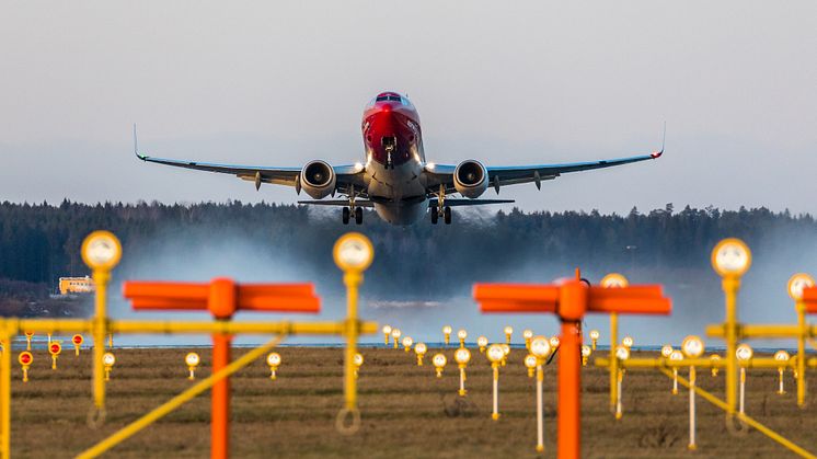 Boeing 737-800 despegando del aeropuerto de Estocolmo