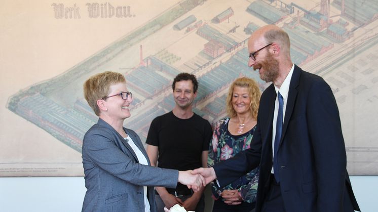 Professorin Dr. Ulrike Tippe und Dirk Zobywalski nach der Vertragsunterzeichnung. Im Hintergrund Oberstufenkoordinatorin Katrin Konrad und Dr. Andreas Preiß vom Zentrum für Studienorientierung und Beratung.