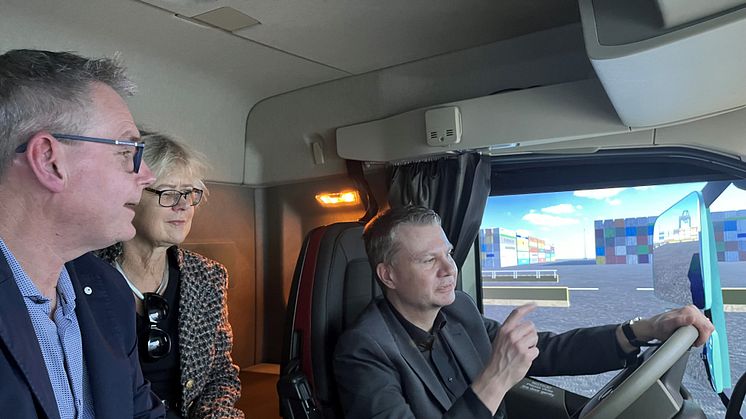 Kommunstyrelsens ordförande Ulf Olsson vid ratten. Niclas Häggblad, Söderkulla Tung Trafik instruerar, med Lena Larsson, Volvo Group Truck Technology, som passagerare. Foto: Borås Stad.