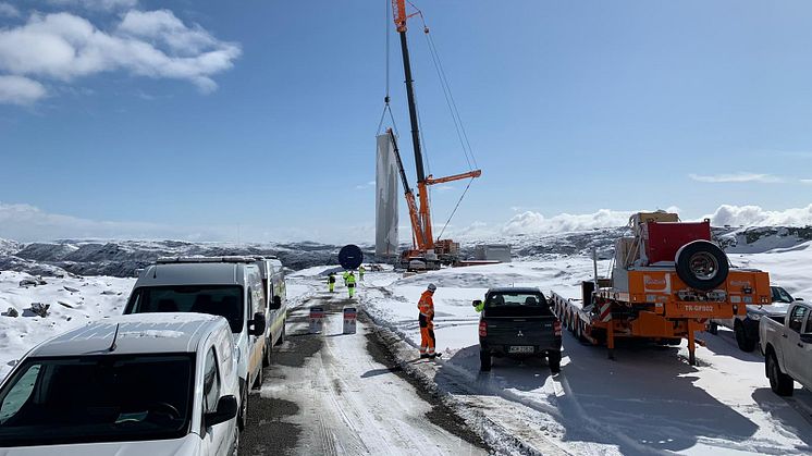 Første del av tårnet til den første turbinen på plass i Kvenndalsfjellet vindpark