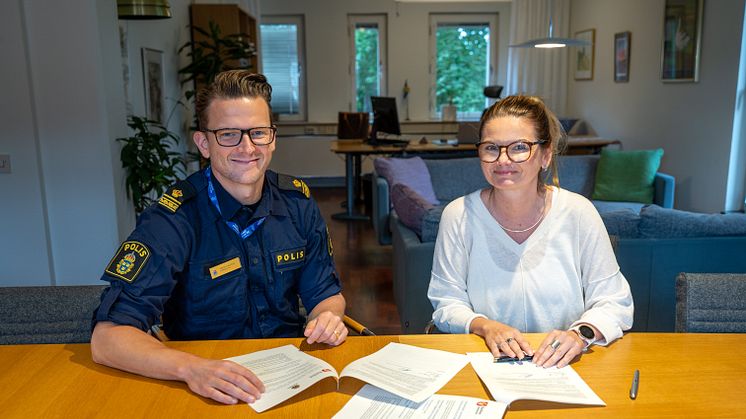 Lokalpolisområdeschef Freddy Nilsson och kommunstyrelsens ordförande Sara Vestering (M) har undertecknat samverkansöverenskommelsen.