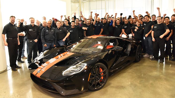 STOLT GJENG: Her er Ford-sjef Raj Nair og noen av de mange ansatte på Fords fabrikk i Canada sammen med den første versjonen av den nye supersportsbilen Ford GT. 