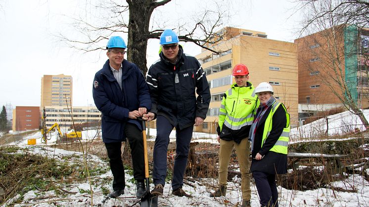 Første spadetak f.v. Jan-Henrik Karlsen i Bydel Alna, Tom-Erik Holte i Boligbygg, Jesper Fog Hansen i NP Bygg og prosjektleder Angelica Thomsen i Boligbygg/Probea (Foto: Boligbygg).