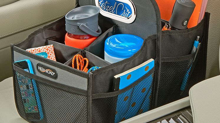 Förvaringslådan står stadigt i bilen under resan och kan säkras fast med bilbältet.