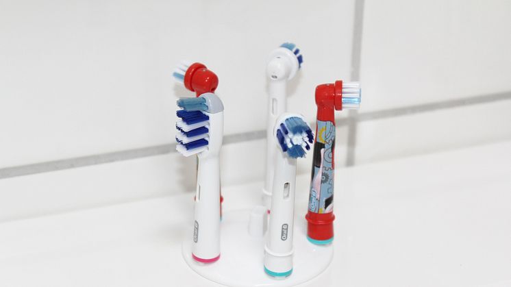 Hållare för eltandborste och tandborsthuvud