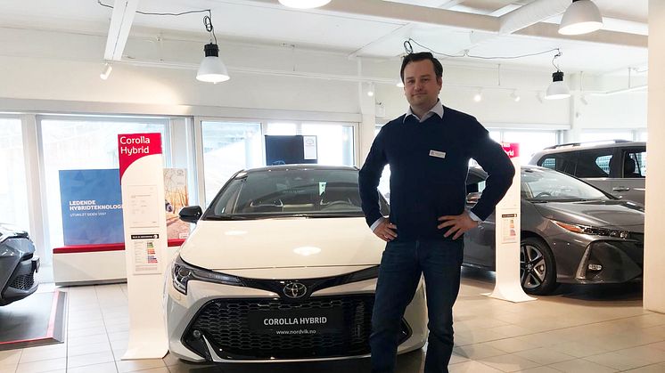 Toyotas hybridbiler er svært ettertraktede i markedet, sier Dagfinn Eilertsen, bilselger hos Nordvik Toyota Narvik. Foto: Nordvik AS.