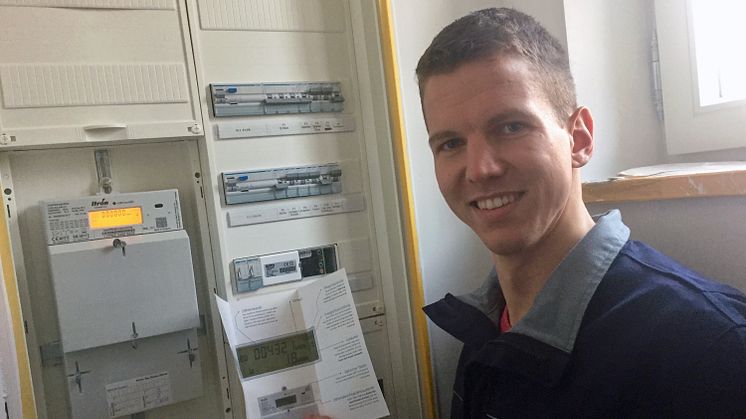 Der Stromzähler wird digital: Netzbau-Mitarbeiter Richard Heeke vom Bayernwerk-Netzcenter in Kolbermoor bringt die modernen Messeinrichtungen zum Einsatz.
