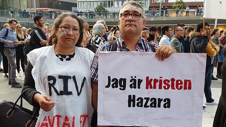 Dessa två föräldrar är både kristna och hazara. För den här familjen skulle det vara livsfarligt att utvisas till Afghanistan. Från barnfamiljernas demonstration 2019. Foto I Eckerman..