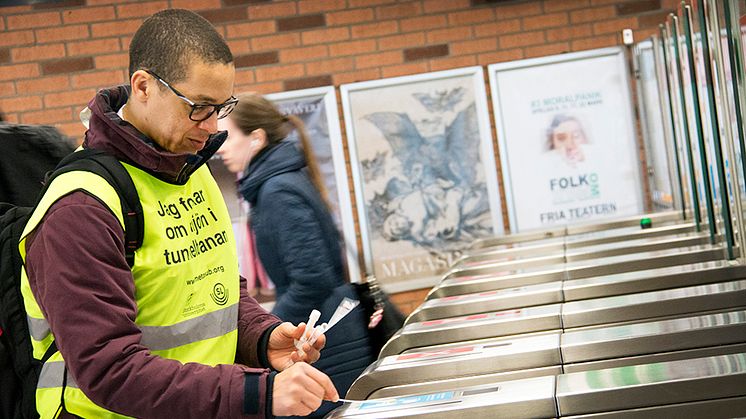 Klas Udekwu under provtagning i Stockholms tunnelbana 2016. Foto: Anna-Karin Landin/Stockholms universitet