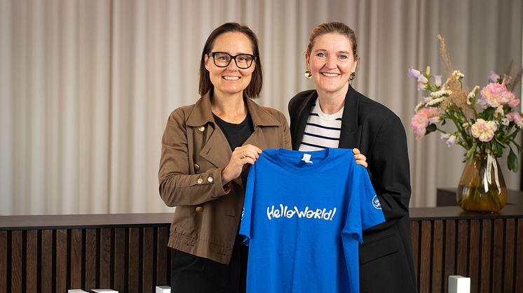 Carolina Jarl, CMO Fellowmind och Maria Arneng, Generalsekreterare Hello World! firar samarbetet som ska öka ungdomars intresse för teknik.