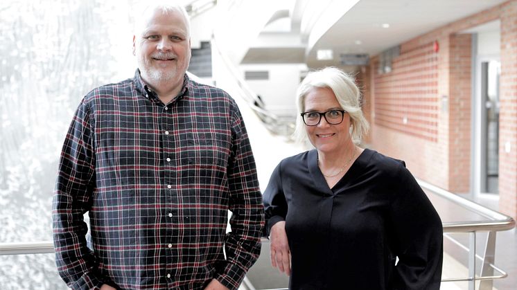 Forskare med fokus på interaktion mellan människa och maskin: Lars Walter och Ulrika Lundh Snis på Högskolan Väst. Foto: Andreas Borg.  