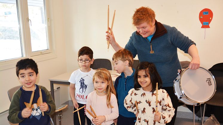 Davud, Luis, Adele, Ludvig og Aleyna sammen med slagverkpedagog Eli M. Odland.