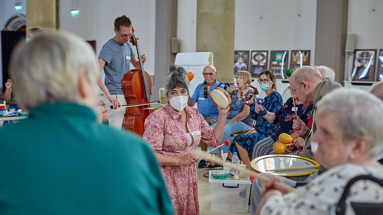 I ett projekt i samarbete med Lundalands filharmoniska orkester lär sig medarbetare inom Sjöbo kommuns omsorgsverksamhet att med musikens hjälp kommunicera och interagera med svårt demenssjuka personer.
