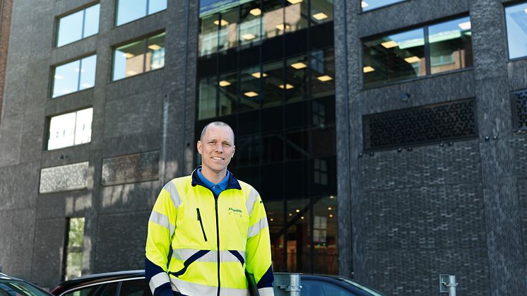 Claes Berggren är projektledare på Assemblin som lyckades spara tid i projektet, bland annat tack vare självjordande fönsterbänkskanaler från Hager.