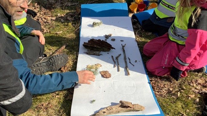 Alfabetisk sakletarspel med förskolebarnen i skogen under ledning av förskollärare Olof Ihlström