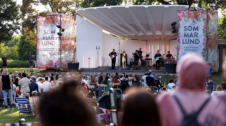 Sabina Ddumba lockade storpublik till Vita scenen i Stadsparken, över 3 000 besökare såg konserten.