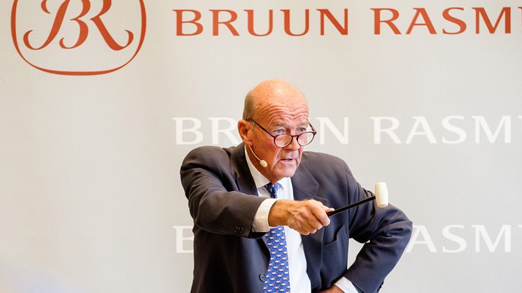 Jesper Bruun Rasmussen på podiet under en traditionel auktion i Bredgade.