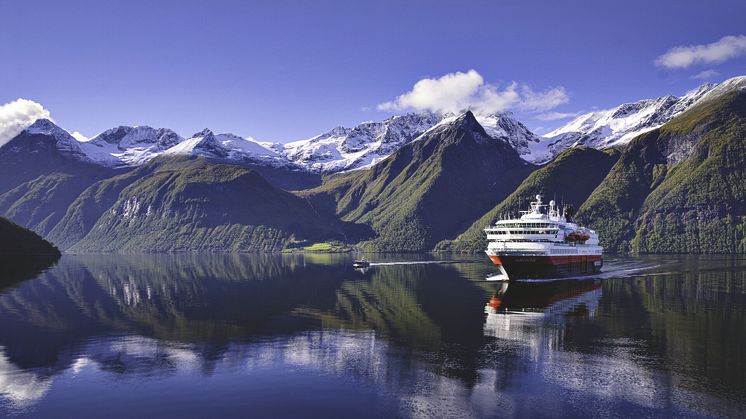 MS Nordnorge in Hjørundfjorden. Photo: Fabrice Milochau / Hurtigruten Norway