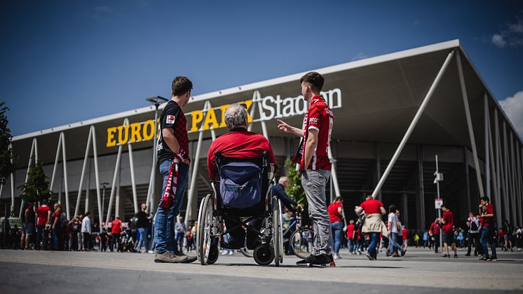 Fußball-Fans mit und ohne Behinderung am Europa Park Stadion in Freiburg / Copyright: DFL/Getty Images/Daniel Kopatsch