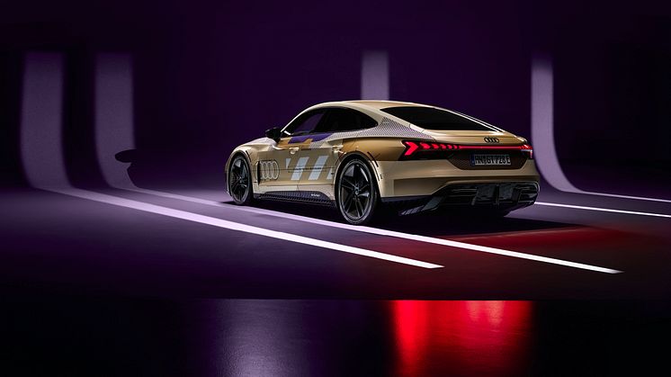 Audi e-tron GT prototype med golden camouflage