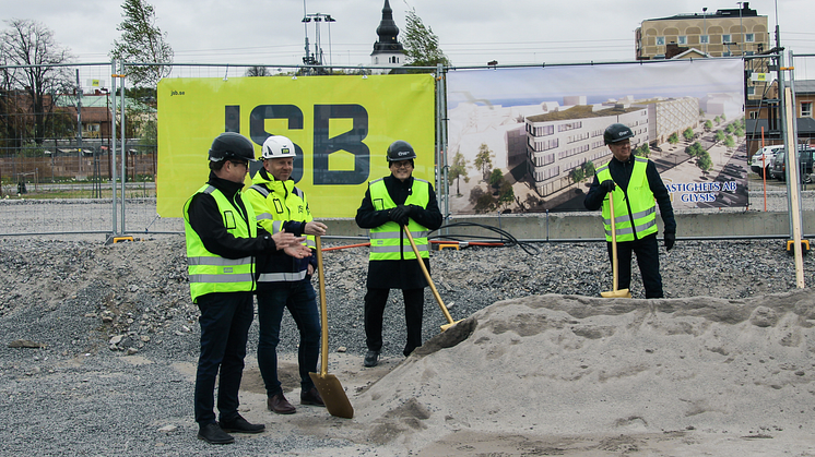 Första spadtaget för Kattvikskajens nya parkering- och kontorshus i Hudiksvall