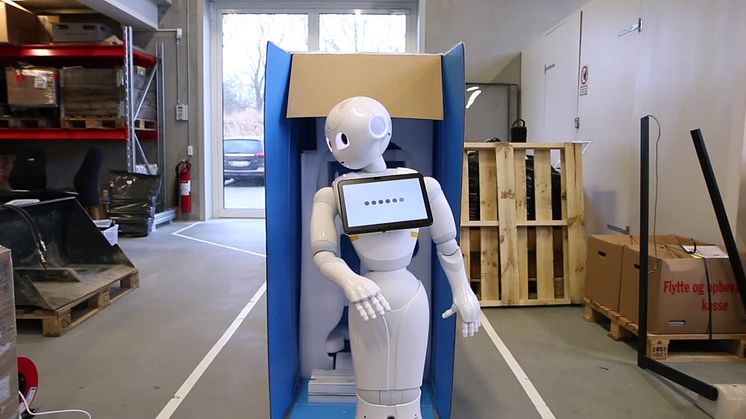 Humanoid robot ankommer til lærerværelset