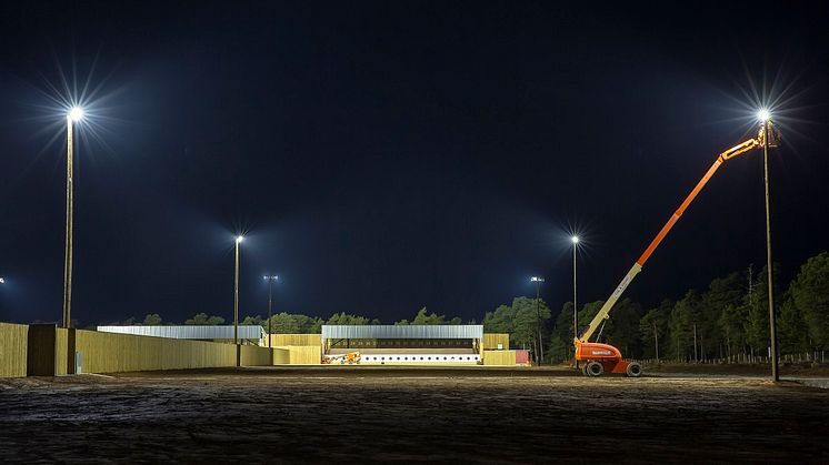 Ett krav var att belysningsstolparna skulle vara i trä för att förhindra rikoschetter vid skjutning.