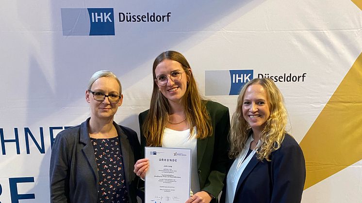 Julia Lang (M.) gehört zu den Prüfungsbesten der IHK Düsseldorf 2024. Im Bild mit alltours Ausbildungsleiterin Yvonne Bittner (l.) und Anke Heckmann (r.), Personalmanagement Animation.