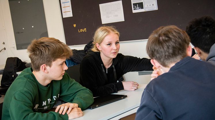 Laura (i midten) er ved at uddanne sig til Juniorleder. Her er hun i gang med gruppearbejde i et klasseværelse på Vestervangsskolen i Randers // foto: Ulrik Burhøj Jepsen