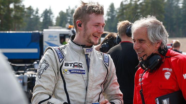 Marcus Annervi tillsammans med sin ingenjör i Rent A Wreck Racing, engelsmannen John Gentry. Foto: Tony Welam/STCC