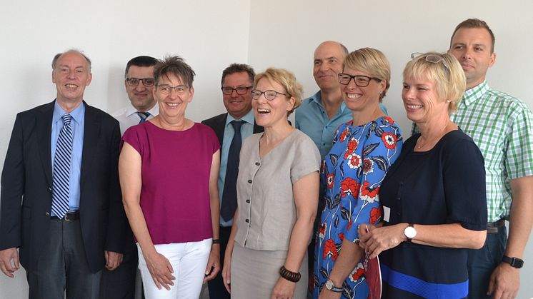 Nach der Unterzeichnung der Verträge zu den Bildungspartnerschaften: Prof Michael Nagy (li.), Henrike Tyll (2.v.re.), Schulleiterinnen und Schulleiter. Foto: Franz Motzko