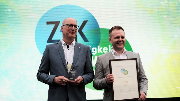 Kai Fennen, Leiter Werkstätten Schienenfahrzeuge bei DSW21 (l.), und Alexander Schneider (Projekte Schienenfahrzeuge) bei der Verleihung des ZfK-NachhaltigkeitsAWARDs. Quelle: ZfK