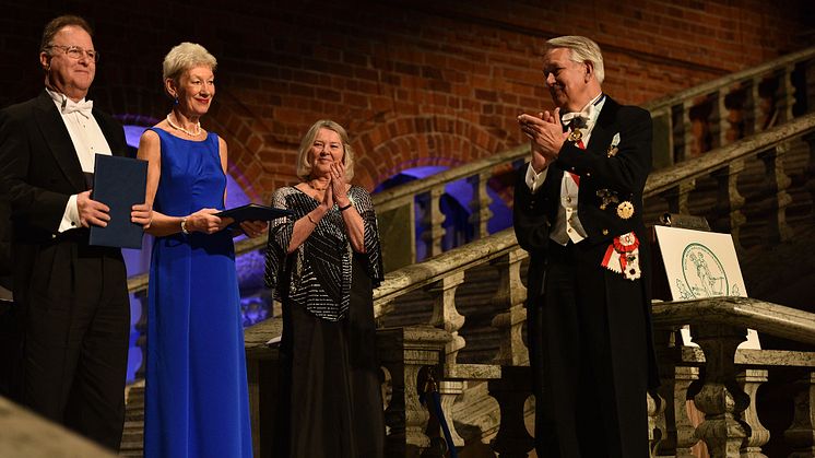 År 2017 erhöll Kenneth Cassman, USA,  Bertebos-priset, och Christina Engfeldt tog emot A.W. Bergstens pris. Prisutdelare Riksmarskalken Svante Lindqvist och Preses Lisa Sennerby Forsse applåderar. Foto: Erik Cronberg.