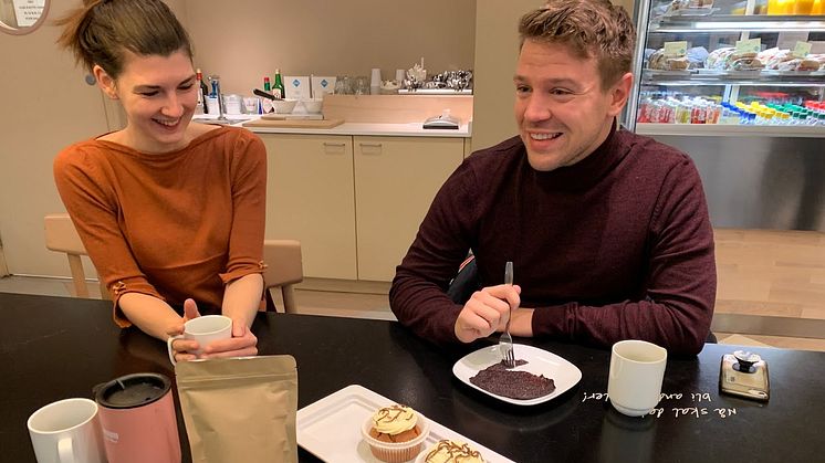 Student Idun Kløvstad og Marius Toresen testet ut blodpannekaker og cupcakes