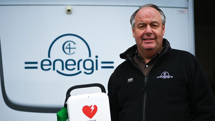 Bobby Bengtsson på C4 Energi tog initiativ till att utrusta husbilen med en hjärtstartare.