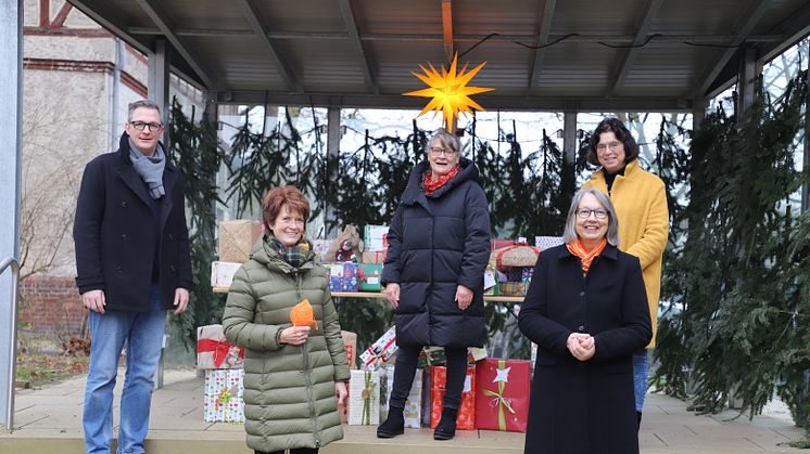 Freude bei der Geschenkübergabe: Kai Wettlaufer, Birgit Massin-Erbe, Christel Diebel, Claudia Borowski und Ursula Henkel (von links; Foto: Sebastian Nicolai)).