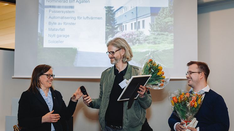 HSB Stockholms styrelseordförande Jenny Hjalmarsson delar ut 2017 års hållbarhetspris till HSB brf Agatens ordförande Paul Ferm och sekreterare Tomas Åberg. 