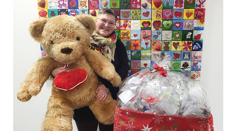 Nancy Ludwig übergab die Glückswürmchen am 8. Dezember im Kinderhospiz Bärenherz 