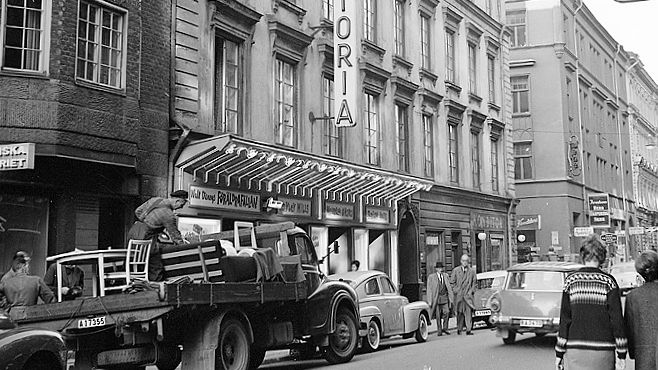 Bild av Siv Rahm på Astoriahuset, sett från Nybrogatan, 1962