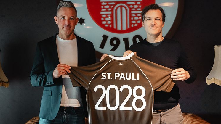 congstar Geschäftsführer Axel Orbach (links) und Wilken Engelbracht, kaufmännischer Geschäftsleiter beim FC St. Pauli (rechts), unterzeichneten die bis 2028 laufende Sponsoring-Vereinbarung im Vorfeld des Heimspiels gegen den FC Hansa Rostock