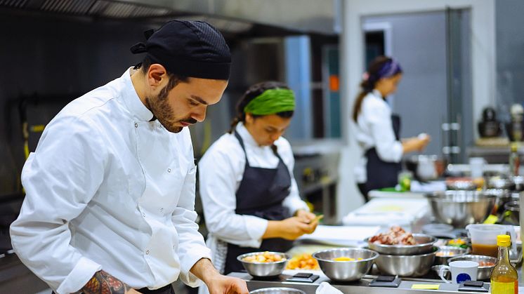 Hotellbranschen i Jönköping skriker efter folk. Nu ska en skräddarsydd Astarutbildning ge ny arbetskraft till hotellens receptioner, barer och restauranger. 
