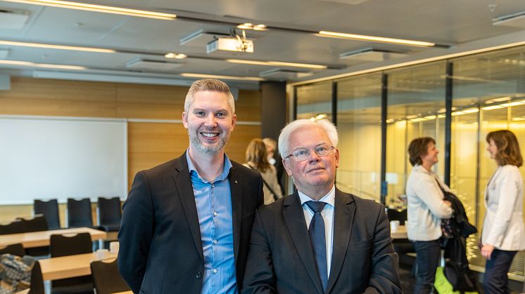 Christoffer Öqvist (M), regionstyrelsens ordförande Sörmland och Jan Owe-Larsson (M), ordförande trafik- och samhällsplaneringsnämnden Region Östergötland. Foto: Aksel Örn Ekblom/Mälardalsrådet.