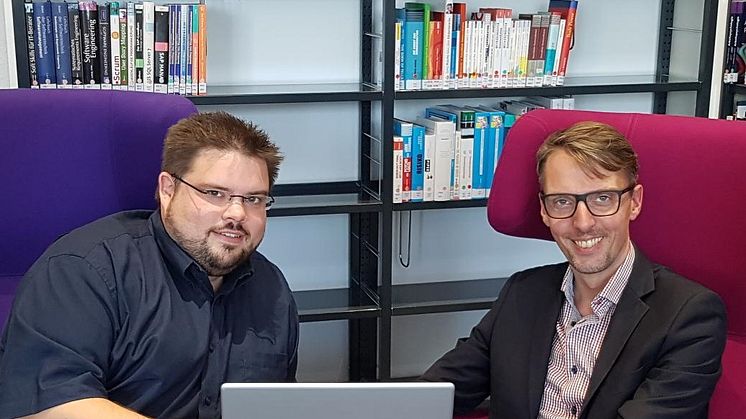 Zufrieden mit dem modernen Design der ifsn-Homepage: Daniel Schneider und Prof. Lars Castellucci (re.).