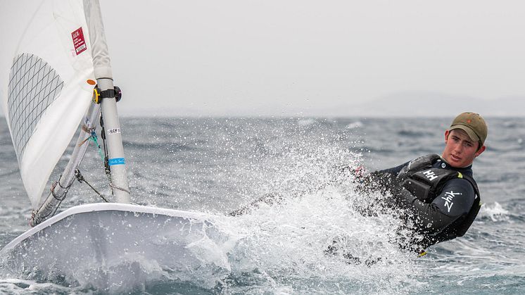 SEILER OM MEDALJE: Påskeaften starter Theodor Middelthon fra Stavanger i junior-EM OL-klassen ILCA 7 der han skal forsvare bronsemedaljen han vant i 2021. FOTO: Morten Jensen (bilde til fri redaksjonell bruk)