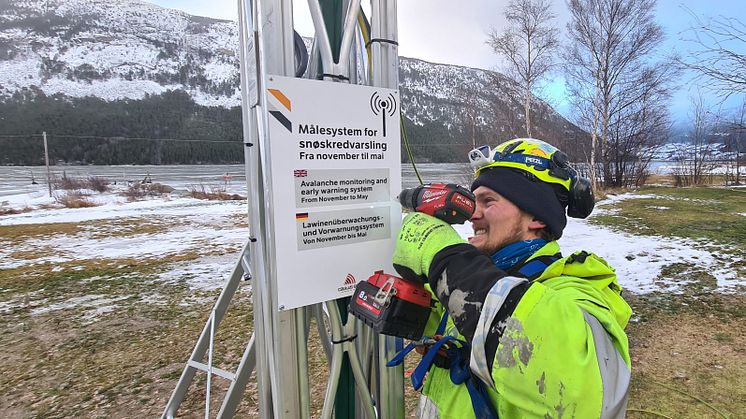 Nytt radaranlegg for overvåking av snøskred med automatisk varsling og stenging av vei i Vikedalen er på plass. Her skrur Lars Steinar Hefre fra Cautus Geo opp informasjonsskiltet.