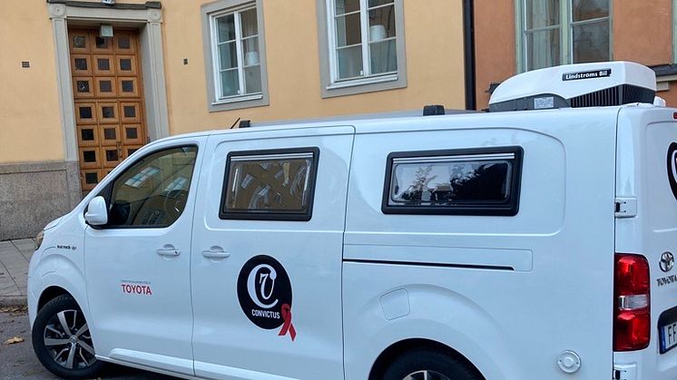 Convictus testbuss uppställd på en plats i Stockholm för att erbjuda gästgruppen möjlighet att snabbtesta sig för hiv.