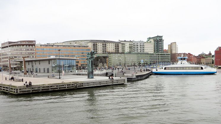 Den 24 september kl 16 lägger återvinningspråmen till vid Stenpiren. Då kan man lämna avfall och prata med projektledarna. Foto: Trafikkontoret, pressbild 